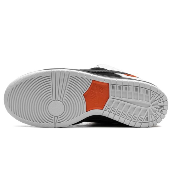 NK SB DUNK LOW X TIGHTBOOTH WHITE BLACK - Image 4